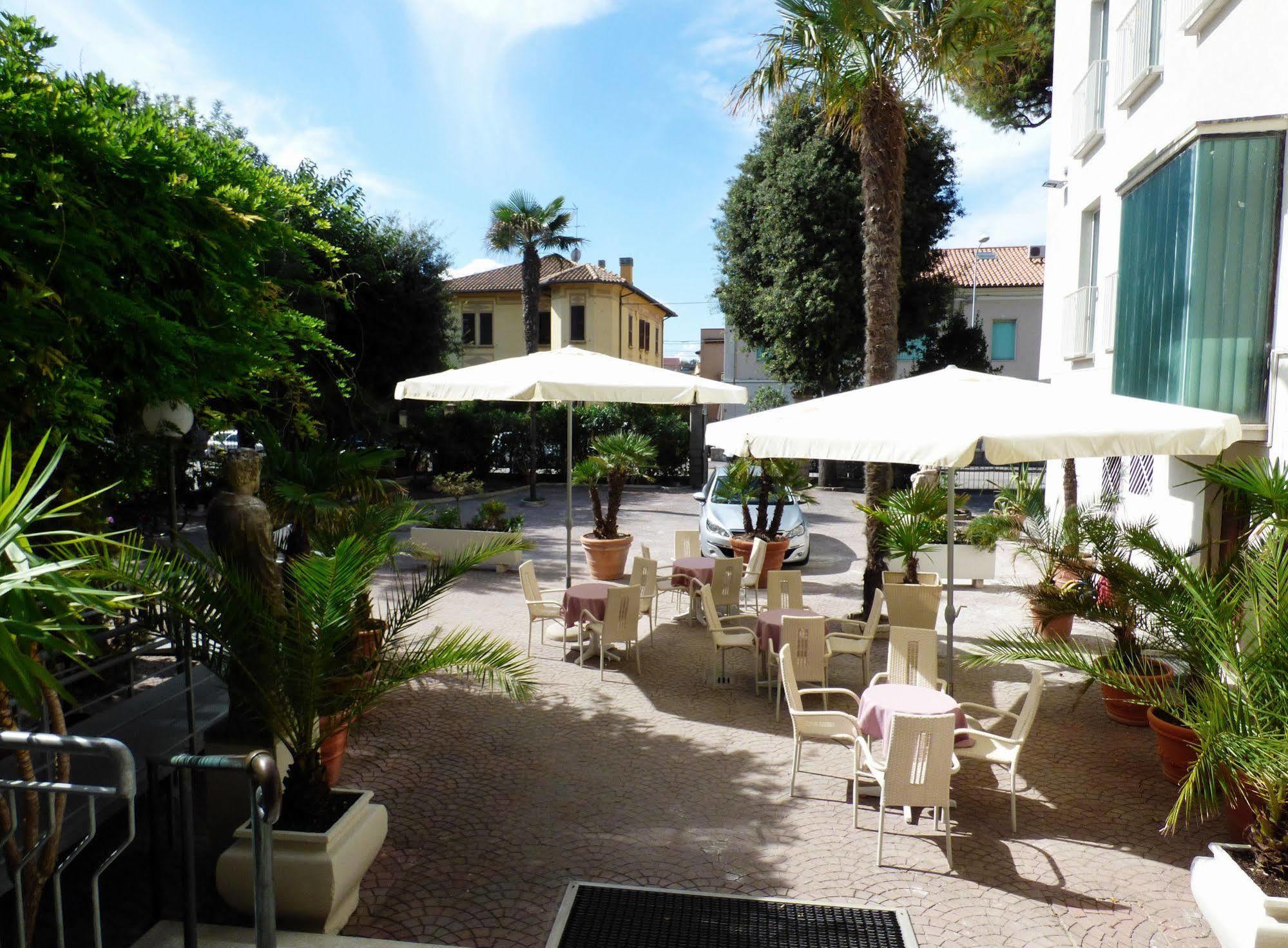 Hotel Cristallo เซนีกัลเลีย ภายนอก รูปภาพ